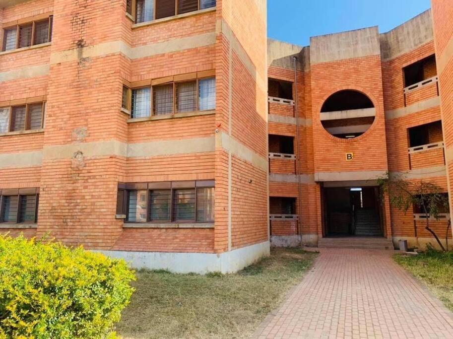 Spacious Zamtel Flat 卢萨卡 外观 照片